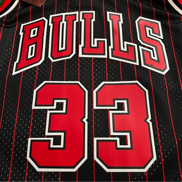Scottie Pippen Chicago Bulls 1995-1996 Mitchell & Ness Black NBA Swingman Jersey - Picture 4 of 7